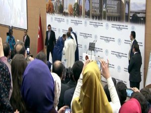 DEKAN, ERDOĞAN'IN ELİNİ ÖPMEK İSTEDİ