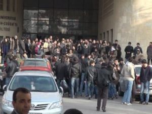 Üniversite de Gerginlik Bir Hafta Tatil Getirdi