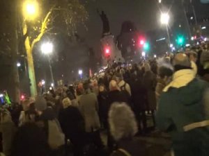 ONBİNLERCE FRANSIZ AYAĞA KALKTI