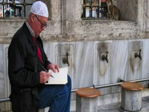 PARİS'TE ÖLDÜRÜLEN ÇİZER'İN İSTANBUL'DA CAMİ ZİYARETİ GÖRÜNTÜLERİ ORTAYA ÇIKTI