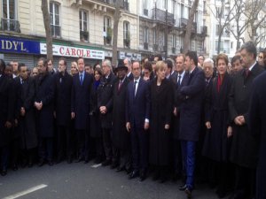 DAVUTOĞLU PARİS'TEN TWITTER'İ BÖYLE SALLADI