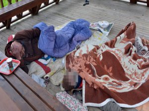 SOĞUKTAN ÖLEN ARKADAŞA SON BAKIŞ