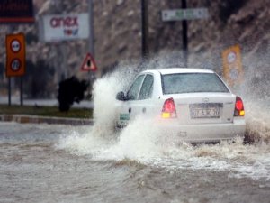 ANTALYA FIRTINA VE YAĞMURA BÖYLE TESLİM OLDU