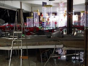 ALIŞVERİŞ MERKEZİNİN TAVANI ÇÖKTÜ