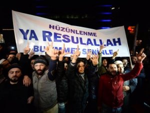 CUMHURİYET GAZETESİNE GECEYARISI PROTESTOSU 5 GÖZALTI
