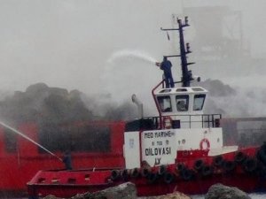 YANAN GEMİ'DE PATLAMA TEHLİKESİ