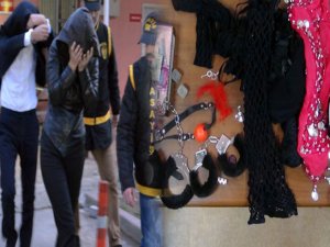 EVLİ ÇİFTLERE GURUP SEKS PAZARLARKEN YAKALANDILAR