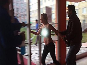 REZİDANSTA YARI ÇIPLAK RUS KADININ ÇIĞLIKLARI