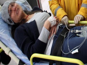 BANKADAN EVİNE İCRA GELEN ÖĞRETMEN KARNINA BIÇAK SAPLADI