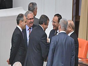 OYLAMA SIRASINDA MECLİS ONLARIN KAHKAHASI İLE ÇINLADI