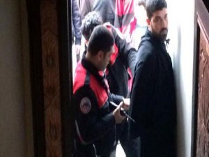 BAKIN NEDEN ÇARŞAF GİYİP KADIN KILIĞINA GİRMİŞLER