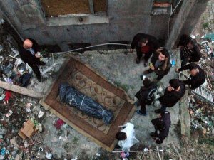 APARTMAN BOŞLUĞUNDA HALIYA SARILI CESET