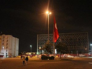 TAKSİM'DEKİ DEV TÜRK BAYRAĞI YARIYA İNDİ