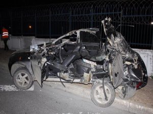 İSTANBUL'DA FECİ KAZA 1 ÖLÜ, 2 YARALI