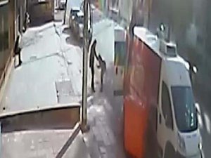 EŞİNİN YANINDAN GEÇEN KİŞİYİ BIÇAKLADI