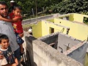 Evden giderken çatıyı da götürdü