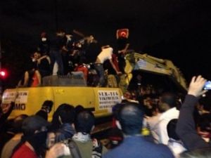 Direnişçiler İş Makinası ile Tomalara karşı savaş verdi