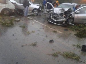 İZMİR'DE ZİNCİRLEME KAZA 1 ÖLÜ ÇOK SAYIDA YARALI