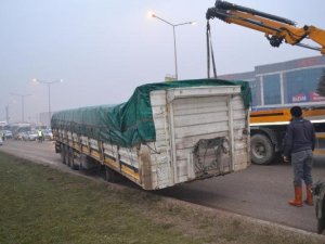 SEYİR HALİNDE TIR'IN DORSESİ BÖYLE KOPTU
