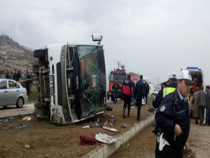 FECİ KAZA; 2 ÜNİVERSİTELİ ÖLDÜ 18 YARALI