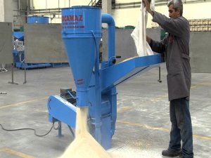 KOLUNU YEM KIRMA MAKİNESİNE KAPTIRDI