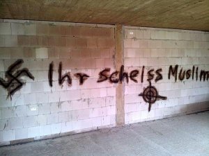 CAMİYE SALDIRI KAMERALARDA