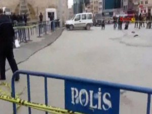 TAKSİM'DE POLİSE KALEŞNİKOFLU TUHAF SALDIRI