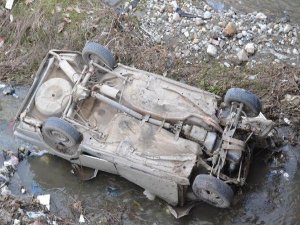 DEREYE UÇAN BU OTOMOBİLDEN SAĞ ÇIKTI