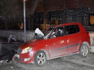 İSTANBUL'DA FECİ KAZA 1 ÖLÜ 1 AĞIR YARALI