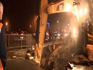 BÜYÜKÇEKMECE'DE  YOL ÇÖKTÜ E-5 KAPANDI