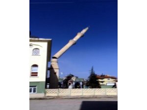 CAMİNİN 2 MİNARESİ BİRDEN BÖYLE YIKILDI
