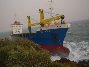 HACİZLİ GEMİ KARAYA OTURDU