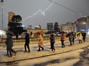 TAKSİM BEYAZA BÜRÜNDÜ