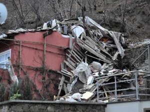 BEŞİKTAŞ'TA TOPRAK KAYMASI!