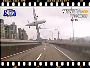 KÖPRÜYE ÇARPAN UÇAK FACİASININ GÖRÜNTÜLERİ ORTAYA ÇIKTI