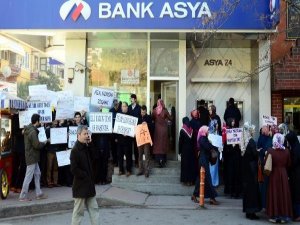 BANK ASYA ÖNÜNDE PROTESTO BAŞLADI