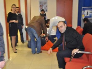 YARIŞ MOTOSİKLETİ İLE BANKA SOYDU 400 BİN GÖTÜRDÜ