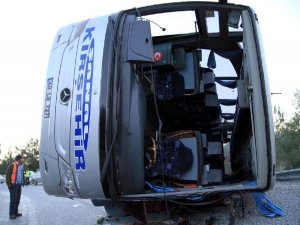 YOLCU OTOBÜSÜ DEVRİLDİ: 1'İ AĞIR, 37 YARALI