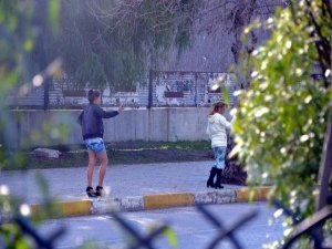 ADANA'DA GÜPEGÜNDÜZ FUHUŞ PAZARLIĞI