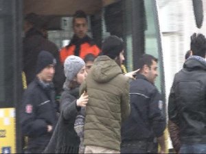 METROBÜSTE ŞOK EDEN OLAY