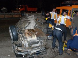 KAVŞAKTA FECİ KAZA 2 ÖLÜ 3 YARALI