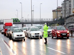 İSTANBUL'DA D-100 TRAFİĞE KAPANDI