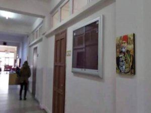 OKULDAN ATATÜRK RESMİNİ KALDIRDILAR