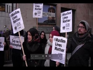 İNGİLTERE'DE MÜSLÜMANLAR AYAĞA KALKTI