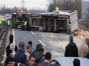 TEM'DE TIR DEVRİLDİ OTOYOL TRAFİĞE KAPANDI