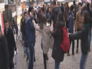 ÖZGECAN EYLEMİNDE KADINLAR BİR ERKEĞİ BÖYLE DÖVDÜLER