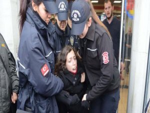 "ÖZGECAN" PANKARTI AÇAN KADINLARA GÖZALTI