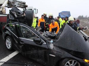 TEM'DE FECİ KAZA 2 ÖLÜ 1 YARALI