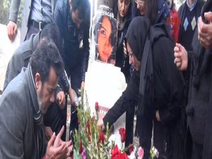 ÖZGECAN'IN ANNESİ VE BABASI İLK KEZ MEZARLIKTA