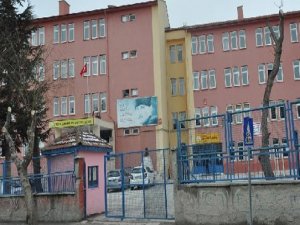 14 YAŞINDAKİ ÇOCUK KIZ KAÇIRMAK İÇİN OKUL BASTI